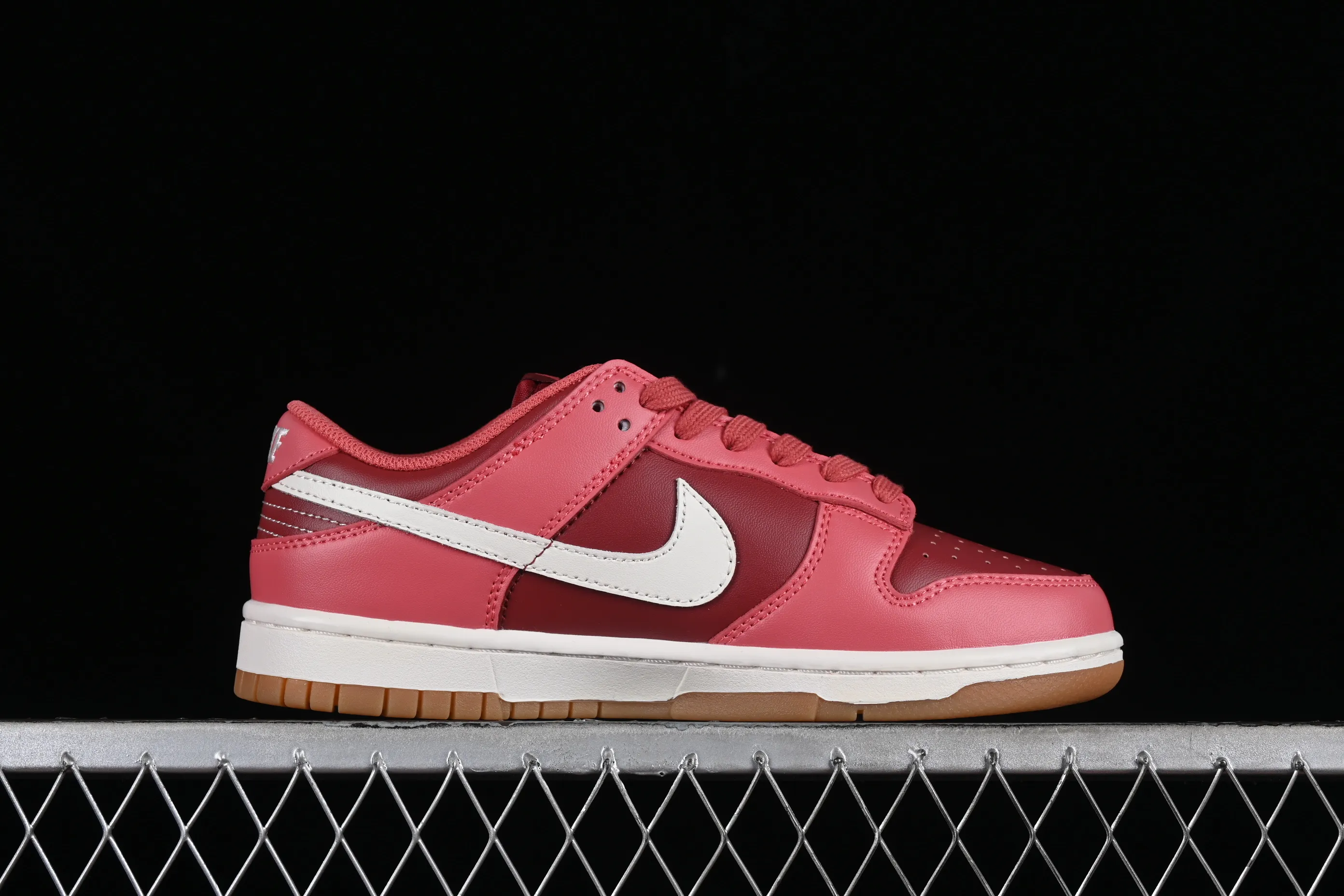 All Categories Nk SB Dunk Series Nk SB Dunk Low Low-top sneakers Nk Dunk Low Strawberry Bear color SB low-top casual sneakers DD1503-603